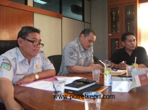 Kakanpel Batam,Hari dan Kabid Syahbandar Perhubungan Laut,Jon kenedi.saat mengadakan temu Pers di ruangan Kakanpel di lantai II .di Batuampar. foto ,potretkepri.com [as]