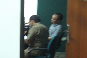 Zul Hendri saat diperiksa jaksa diruang intel dilantai 3  gedung kejari Batam.foto (,potretkepri.com)