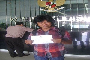 Ketua NCW Kepri,mulkan di diepan gedung Komisi Yudisial (KY) foto potretkepri.com