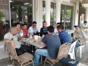 RAPAT-pengurus AMOK sedang rapat bersama,dalam rangka pembentukan pengurus sementara. di Mirota Cafe,Batam Centre.Sabtu (20:9).