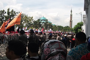 DEMO-ribuan buruh kota batam kepung kantor wali kota,pada Jum`at (14/11/2014) foto (potretkepri.com)