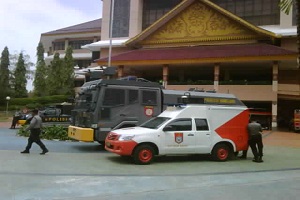 Mobil water cannon disiagakan didepan kantor walikota untuk antisifasi demo.foto , potretkepri.com.(as)