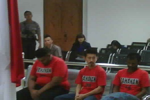 SIDANG-tiga orang wn Malaysia ,terdakwa kasus sabu jalani sidang di PN Batam.foto(potretkepri.com)