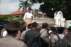 WALIKOTA BATAM. Wali Kota Batam berdiri  didepan pintu masuk kantor pemko Batam untuk menjawab tuntutan buruh.foto , potretkepri.com (as)
