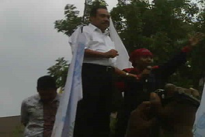 Wali Kota Batam,Ahmad Dahlan saat naik keatas mobil milik buruh,pada demo minggu lalu. foto dok (potretkepri.com)