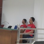 Dua orang terdakwa kepemilikan narkoba jenis sabu dan ekstasi,Toni dan Atin.sedang menjali sidang di PN Batam.Kamis (18/2/2014) foto (potretkepri.com)