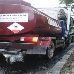 Limbah B3 berceceran di jalan raya Taman Sari,Tiban,Kecamatan Sekupang,Sabtu (4/4/2015) foto (potretkepri.com)