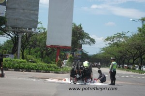 terbalik-motor roda tiga merk kaisar,terbalik disimpang lampu sei panas,kamis (28/5) poto ( potretkepri.com)