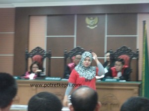 Terdakwa Eka Dini,sedang berjalan usai mendengar pembacaan putusan di PN Batam pada (7/7) poto (potretkepri.com)