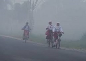 anak sekolah ditengah asap tebal