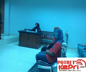 SIDANG-terdakwa kepemilikan 3 kg sabu Sri dan Kurniawati mengikuti sidang di PN Batam pada Selasa (9/2) keduanya terancam hukuman mati. foto (as/potretkepri.com)