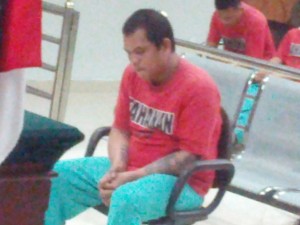 Terdakwa Lesman BS Siregar. tertunduk mendengarkan sidang pembacaan putusan di PN Batam,Senin (7/3/16) foto (potretkepri.com ) 