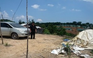 Jacobus Silaban dilokasi lahan yang dialokasi BP-Batam kepada PT Nusa Jaya Alpena. foto (potretkepri.com)