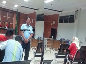Terdakwa Tejo berbaju biru tangan diborgol diduga mengendalikan sabu dari lapas Surabaya.sedangkan wanita berpakaian tahanan adalah terdakwa Kurniawati yang dibiayai Tejo dari Surabaya berangkat ke Batam. foto (potretkepri.com)