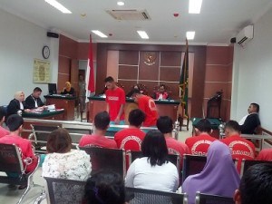 Dua orang terdakwa narkoba,Thomas dan rekannya mengikuti sidang di PN Batam,pada Senin (14/3) foto (potretkepri.com)