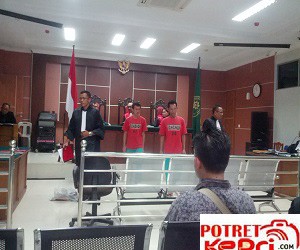 Dua orang terdakwa pembakaran hutan , Boirin dan Suwito. foto (www.potretkepri.com)
