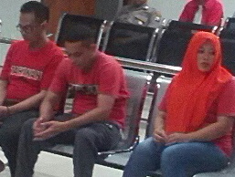 Tiga orang terdakwa sabu , mengikutii sidang pemeriksaan terdakwa di PN Batam.selasa 26/4/16). Foto ( potretkepri.com)