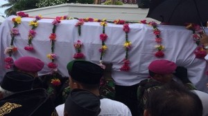 Jenazah ( Alm ) Gubernur Kepri , HM Sani , saat akan dibawa ke pemakaman. foto (potretkepri.com)
