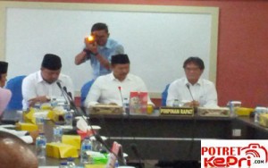 Kepala BP Batam bersama para Deputi dan pegawai lainnya mengunjungi Gedung DPRD Batam, Selasa (12/4/16) foto (potretkepri.com)