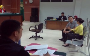 Terdakwa Tan Mey Yen,ditemani penerjemah bahasa mengikuti sidang pemeriksaan terdakwa di PN Batam. foto (potretkepri.com)