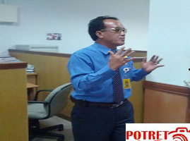 Anggota komisi I DPRD Batam sedang menjawab pertanyaan awa media di ruangan Komisi I DPRD Batam,Selasa (12/4/16) foto (potretkepri.com)