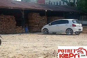 gudang kayu milik Noti di Sei Panas . foto (potretkepri.com)