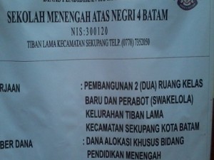 Plang proyek pembangunan RKB SMAN 4 Tiban Lama , Kecamatan Sekupang. foto dok (AMJOI)