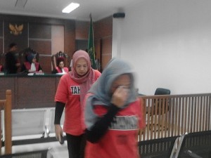 Dua wanita terdakwa kepemilikan narkoba , sri ummi Husnul dan Kurniawati berjalan setelah mendengar pembacaan tuntutan oleh JPU di PN Batam. pada Selasa (5/4/16). foto (potretkepri.com)