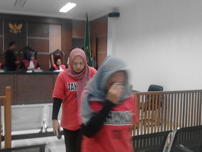 Dua wanita terdakwa kepemilikan narkoba , sri ummi Husnul dan Kurniawati berjalan setelah mendengar pembacaan tuntutan oleh JPU di PN Batam. pada Selasa (5/4/16). foto (potretkepri.com)