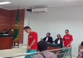 Terdakwa pembakaran hutan pantai Malay, Boeren dan Suwito . berjalan setelah berkunsultasi dengan Penasehat Hukum`nya , atas putusan 1 tahun 6 bulan kurungan  yang dijatuhkan PN Batam , kepada mereka berdua , pada sidang pembacaan putusan pada (19/5/16) foto (potretkepri.com)