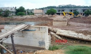 Jembatan penyeberangan perumahan Riau Bertuah ke Puri Rabhayu,Kelurahan Patam Lestari , belum diketahui pembangunan`nya lanjut atau bagaimana. foto (potretkepri.com)