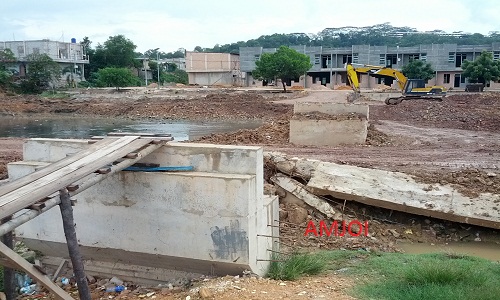 Jembatan penyeberangan perumahan Riau Bertuah ke Puri Rabhayu,Kelurahan Patam Lestari , belum diketahui pembangunan`nya lanjut atau bagaimana. foto (potretkepri.com)