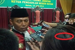 Ketua PN Batam Edward Harris Sinaga , menjawab pertanyaan sejumlah awa media usai acara pelantikan. foto / as (potretkepri.com)