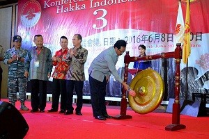 Gubernur Kepri , H . Nurdin Basirun , saat membuka acara Hakka Indonesia di Swissbel Hotel , Batam . foto / hms ( potretkepri.com)