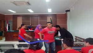 Tiga orang terdaka sabu , yakni Junaidi dan Widiya serta Nurcholis. usai berdiri usai menjalani sidang tuntutan di PN Batam , Rabu (16/6/16) foto / as (potretkepri.com)