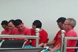Enam orang terdakwa pembobol mesin ATM mengikuti sidang , dengan agenda mendengarkan keterangan saksi . foto / as (www.potretkepri.com)