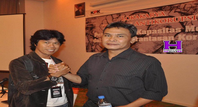 Ketua , Riau Corruptiaon Watch (RCW) Muren Mulkan , sedang bersalam dengan mantan juru bicara Komisi Pemberantas Korupsi (KPK) Johan Budi . (potretkepri.com)