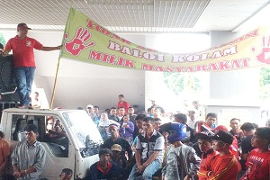 Ribuan warga baloi Kolam , berdemo didepan gedung DPRD Batam, Selasa (19/7). foto / as ( potretkepri.com)