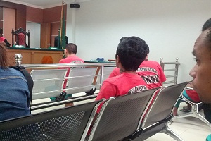 Wanita terdakwa pencuri sepeda motor RX King didaerah Marina Park . foto / as (potretkepri.com)