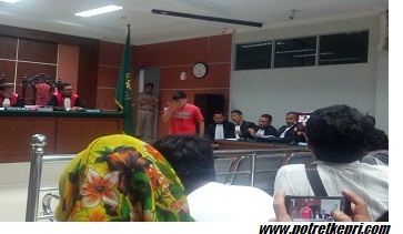 Wardiaman Zebua , terdakwa dugan pembunuhan siswi SMAN 1 Batam , Dian Milenia ,dituntut hukuman pidana mati. foto / as (www.potretkepri.com)