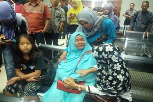 Orangtua , (alm) Dian Milenia , menangis terisak-isak saat mengikuti sidang pembacaan putusan untuk terdakwa Wardiaman Zebua. foto / as (potretkepri.com)