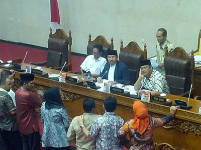 paripurna-hak-angket-reklamasi-pantai