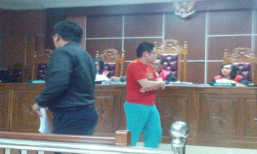 SIDANG-Frangky terdakwa judi online w88 , ikuti sidang di PN Batam dengan agenda pemeriksaan saksi . pada Selasa (24/1/2016). foto (potretkepri.com)