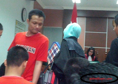 SIDANG-Faisal ,WN Malaysia terdakwa sabu seberat 74 gram menjalani sidang pemeriksaan terdakwa di PN Batam ,Rabu (25/1/2016) foto (potretkepri.com)