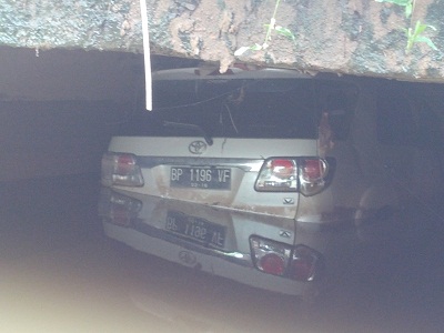 Toyoto Fortuner warna putih BP: 1196 VF: entah mengapa ada dibawah jembatan hingga terendam air sekira 50 cm. foto (potretkepri.com)