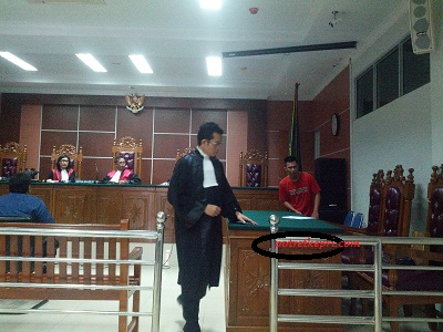 SIDANG-Terdakwa perampokan kapal MT. AD Matsu berbendera Singapura Hendrik Alfree Bakari , ikuti siang pemeriksaan saksi penangkap i PN Batam , (7/2) foto amran ( potretkepri.com)