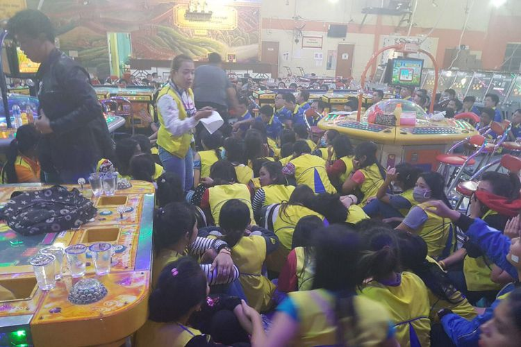 Sejumlah pekerja di game zone the kingdom samping BCS , saat di grebek polda kepri. foto / ist. (red)