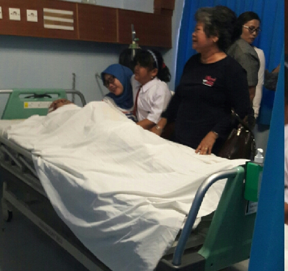 Istri (alm) menggunakan jilbab , anaknya berseragam SD dan ibu (alm) menggunakan kaos warna hitam. semuanya menangis sejadi-jadinya karna tak kuasa melihat kepergian orang yang mereka cintai telah pergi untuk selamanya foto ( potretkepri.com)