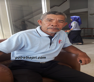 Tohir , mantan satpam KPU BC Batam , yang mengabdi selama 20 Tahun ,dipecat secara sepihak  oleh KPU BC Batam. foto (amr/potretkepri.com)