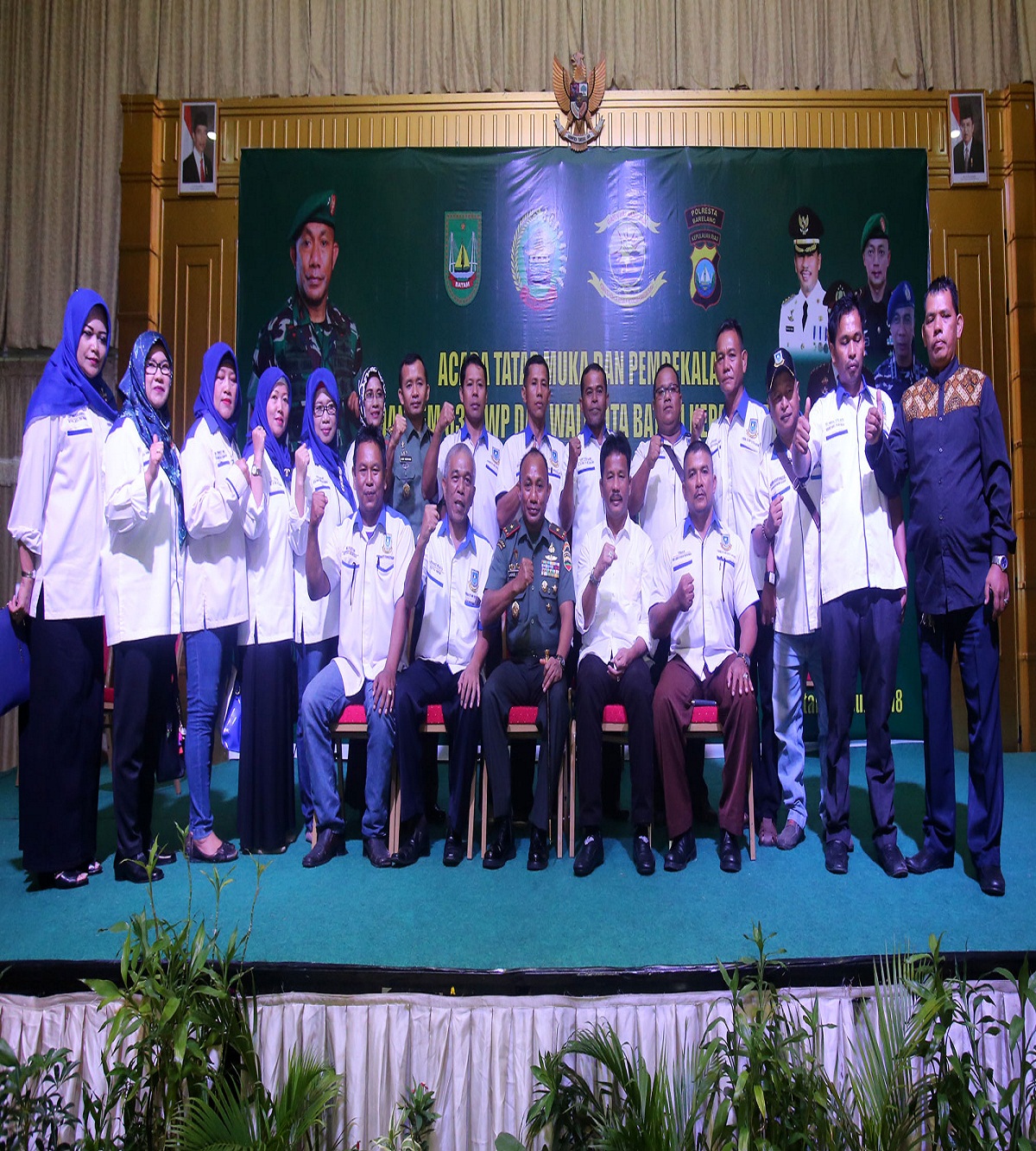 Danrem 033 Wirapratama Brigjen TNI Gabriel Lema Foto bersama Walikota batam dan jajaran Forum Komunikasi RT RW sekota Batam.